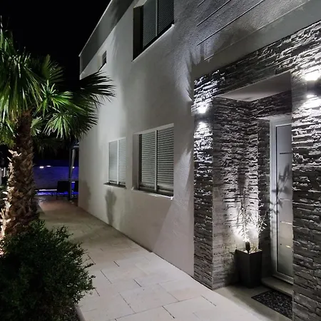 Maris Villa Nin